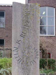 833294 Afbeelding van een ‘gedichtenzuil’ van de beeldhouwster Britt Nelemans in de Tivolituin (tussen Kruisstraat en ...